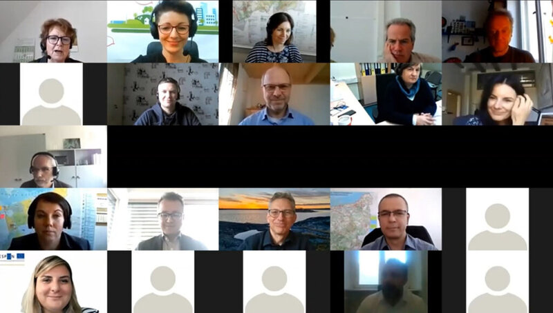 Screenshot von Videokonferenz mit vielen Teilnehmern